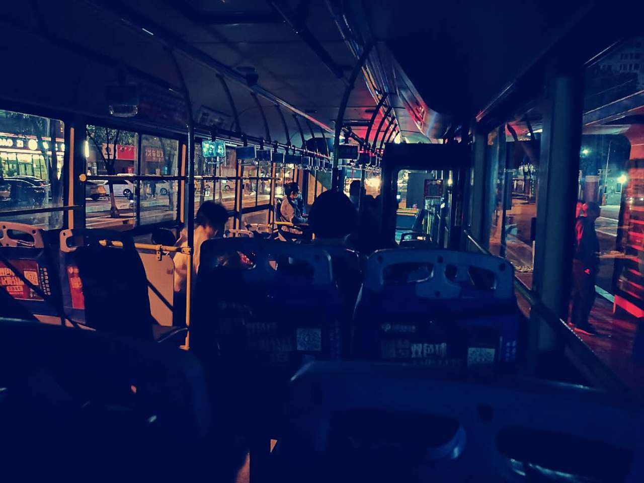 城市夜景公交车
