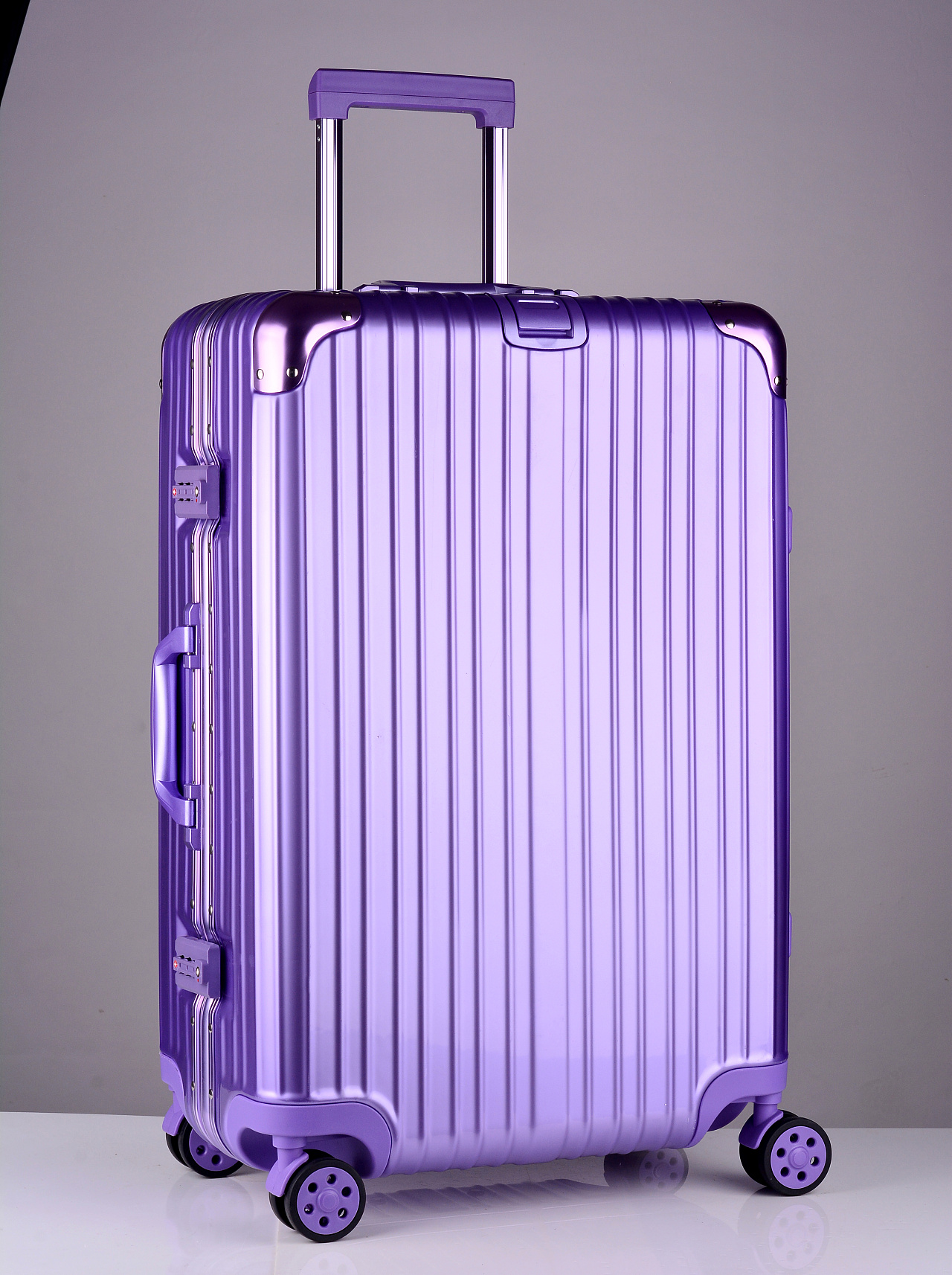 郭晶晶夫妻俩穿着一身黑色在北京坐高铁霍启刚的行李箱又破又旧