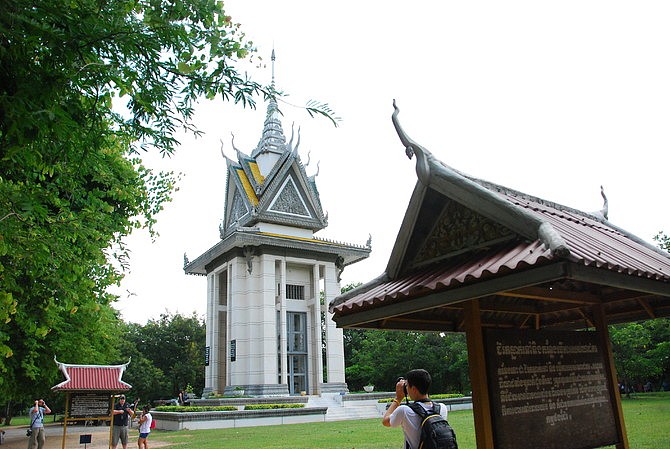 杀人场是来金边必去的一个景点，说起来，柬埔寨给世界的存在感，除了吴哥窟，就是当年恐怖的红色高棉反人类的罪行了。赤柬部队貌似是追随国内文革的浪潮而对这个国家的人民如此残忍。