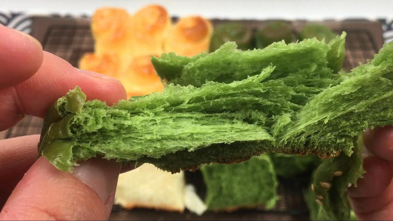 抹茶蜂蜜脆底小餐包,趁热一口吃下脆底香酥。