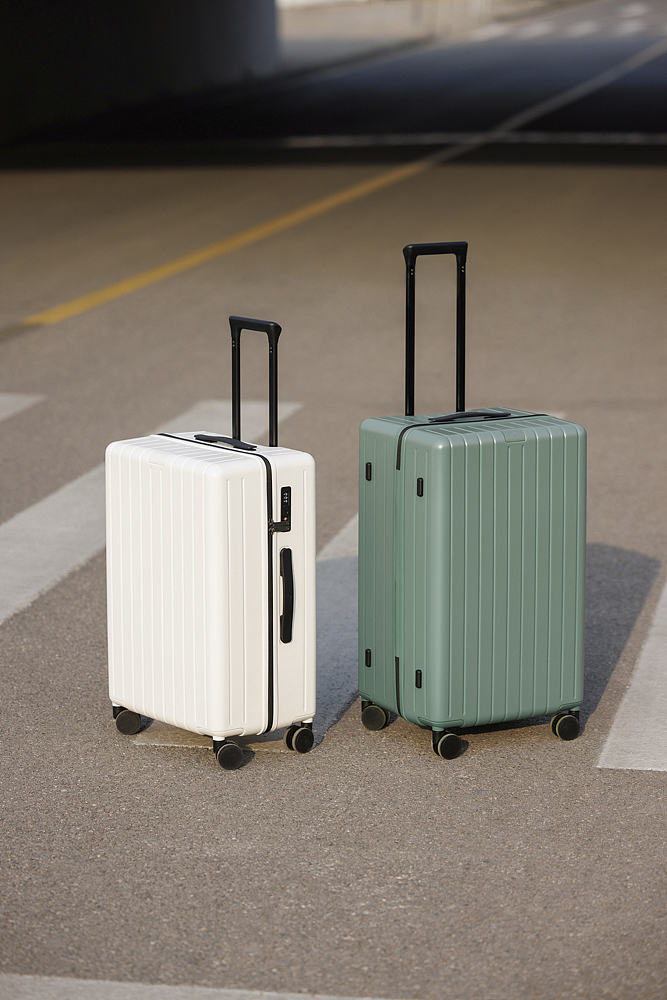 行李箱拍摄｜旅行者｜外景拍摄｜模特拍摄｜箱包拍摄（图ZMzczMTc2NzA4） - 产品摄影 - 站酷设计师摄影师StellaTse原创素材 - 站酷ZCOOL