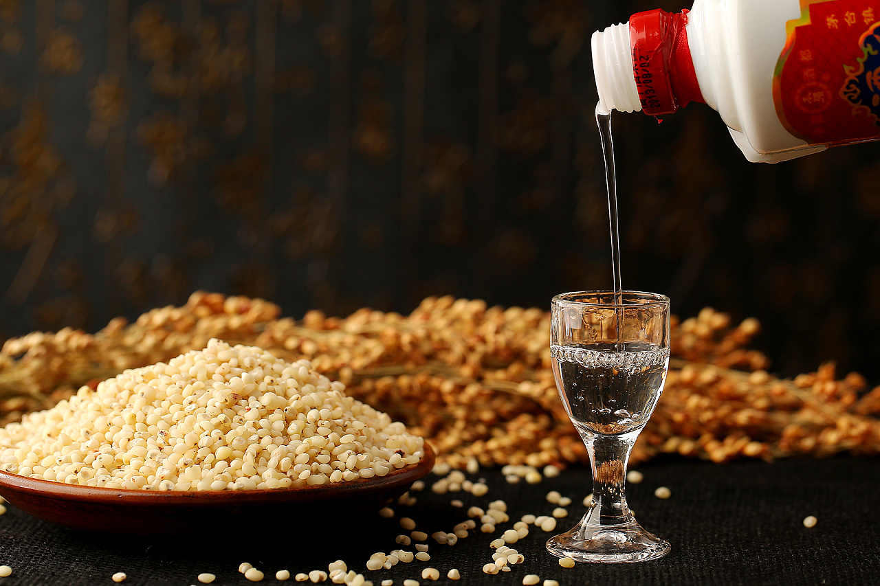 人生得意须尽欢,莫使金樽空对月。