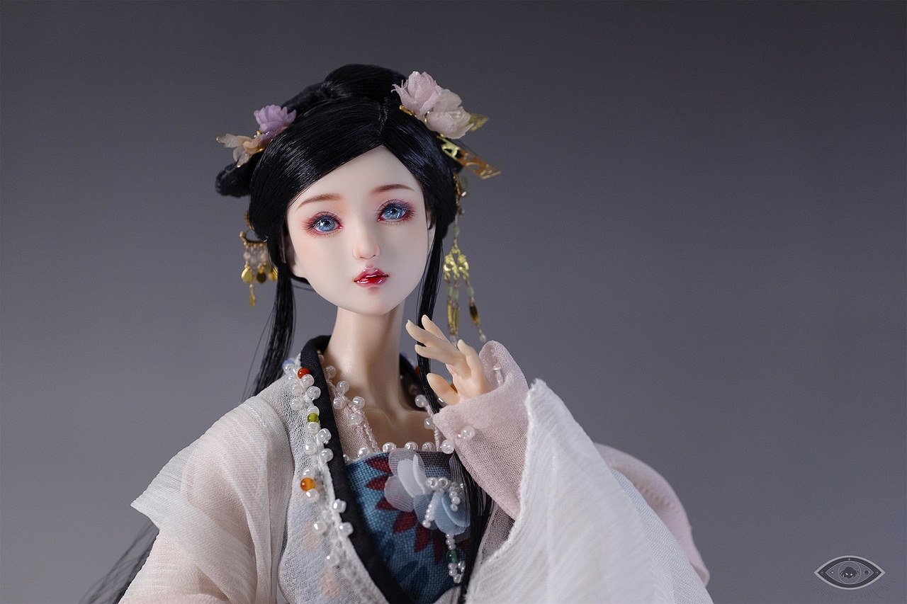 「睹尔DOOARE合作成品--谷雨」
妆师:龙龙龙<br>服装师:冬梨<br>发型&首饰师:范范<br>提灯道具:曼的清