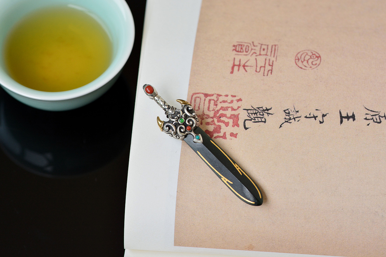 设计师作品|墨翠鱼肠吊坠