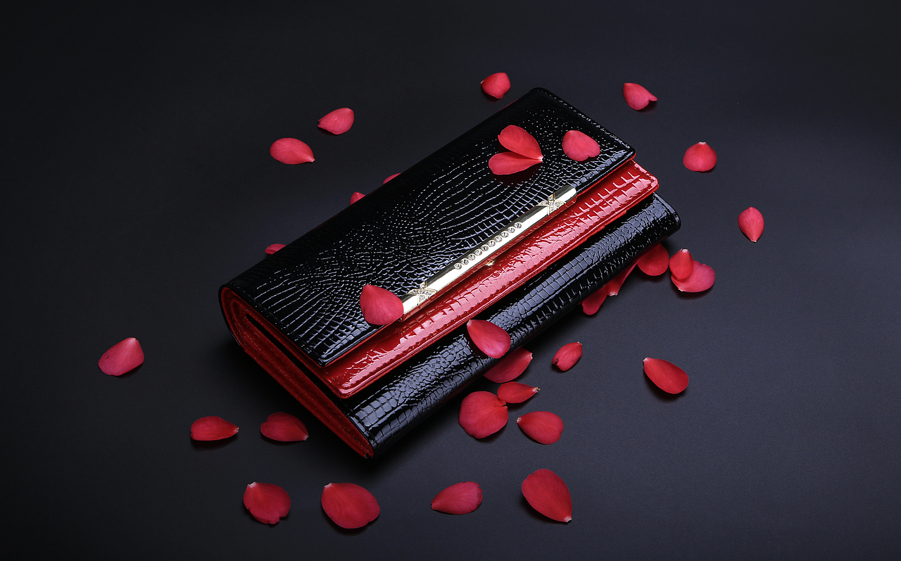 钱包拍摄 钱包 花瓣