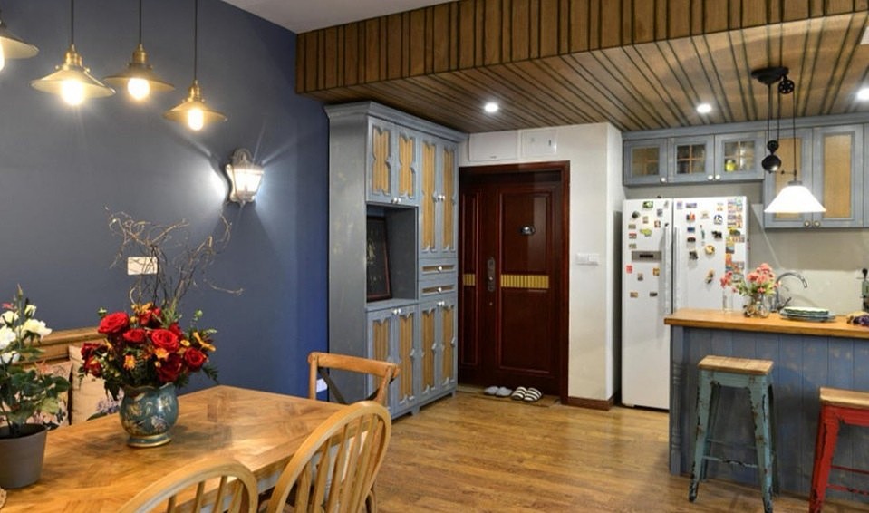 在餐厅望向入户。