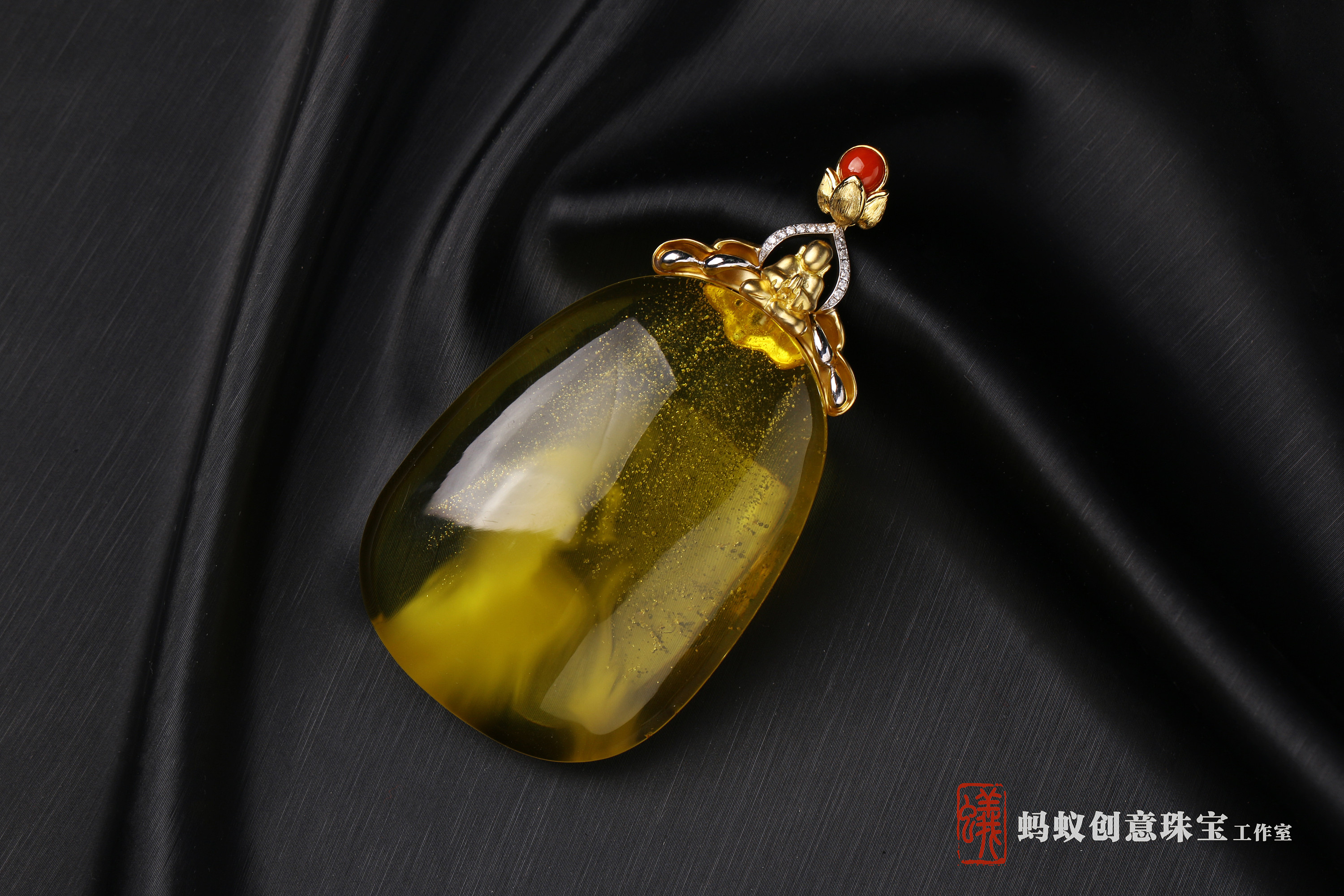 蚂蚁创意珠宝工作室——18k金镶大日如来琥珀吊坠