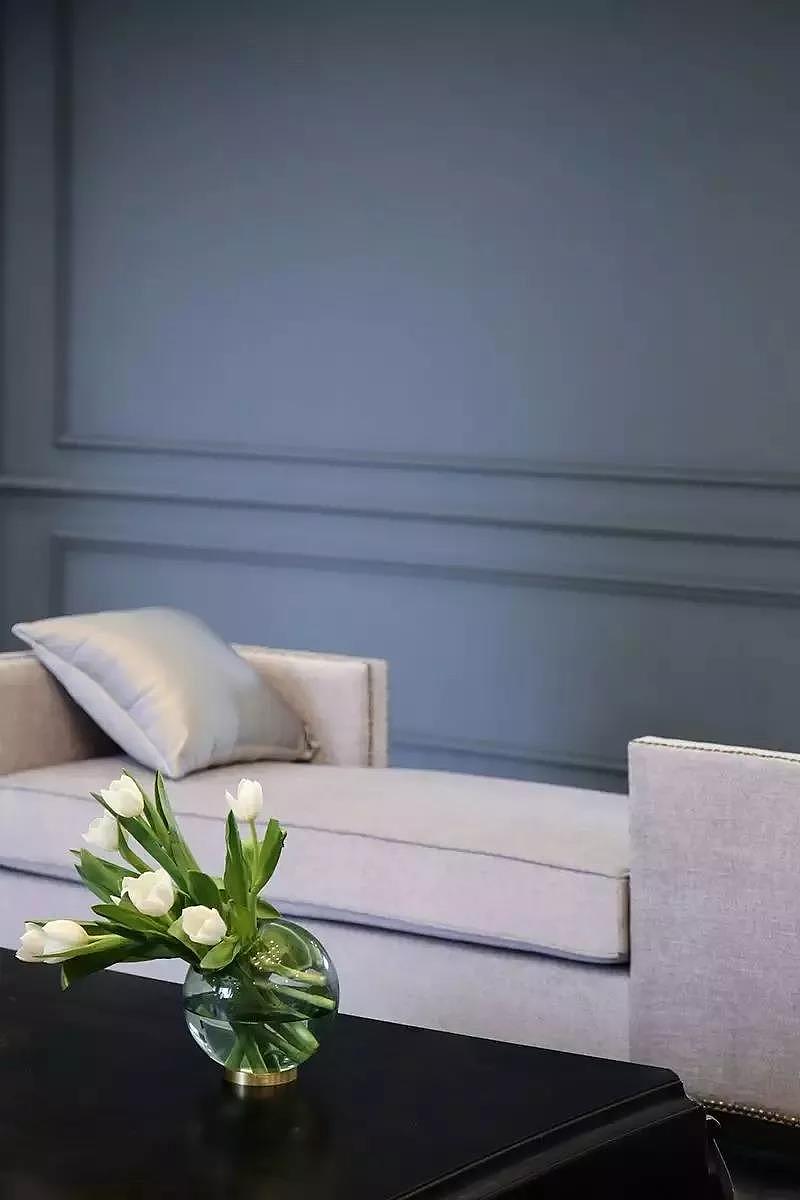 手绘的沙发背景上抽象翅膀的挂画 br>带来轻盈空灵的艺术感受 br>对于