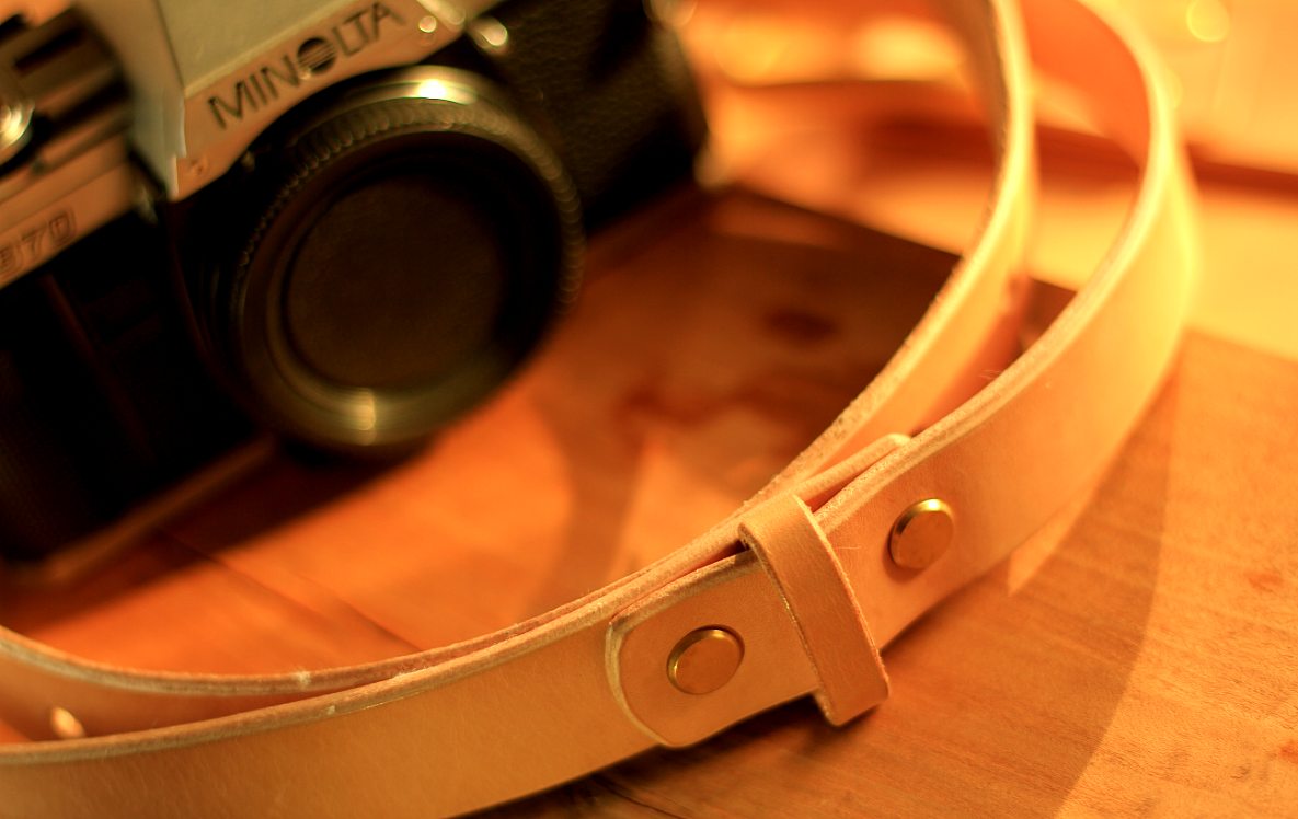 是相机肩带,为什么看起来会这么宽,大概是角度问题吧…