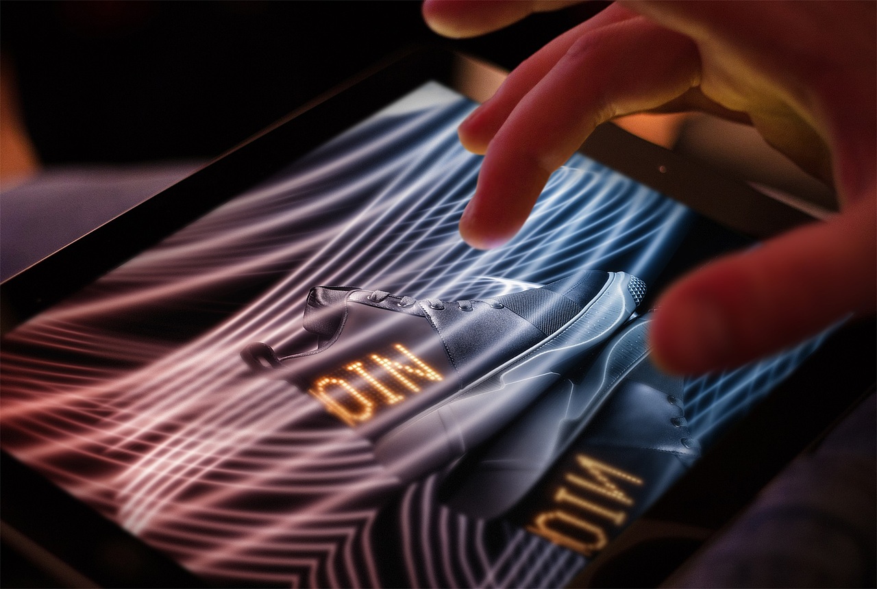 LED男鞋 灯鞋 创意慢门 光绘摄影（图ZMTM1NzcxMTc2） - 产品摄影 - 站酷设计师宇宙人摄影原创素材 - 站酷ZCOOL