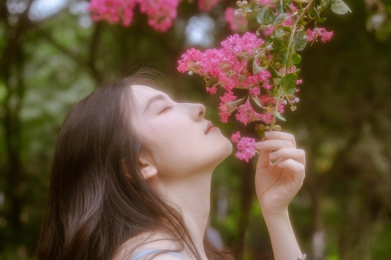 "我可以送你花嗎"（圖ZMjcwMDIxOTg0） - 人像攝影 - 站酷設(shè)計(jì)師隱秘呼吸的灰原創(chuàng)素材 - 站酷ZCOOL