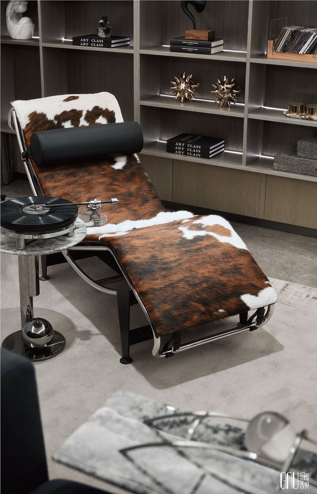 物的集合,呼应着意境氛围的合一。大地棕与静谧蓝的碰撞,意外使每个生活场景时尚前卫又不失品质,配以质感厚重的水晶与金属艺术摆件,无不体现居者对物的审美理解与艺术感知。