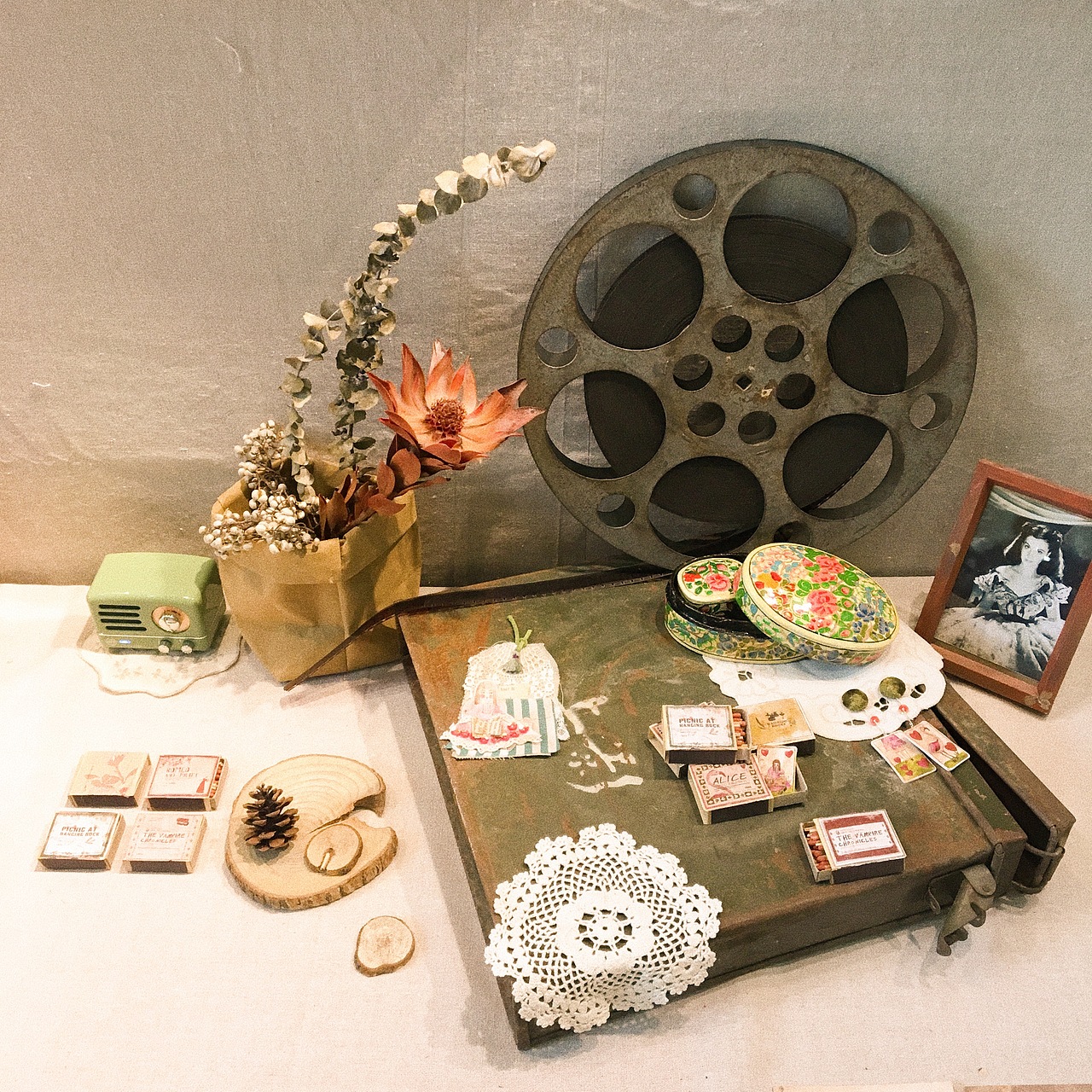 毕设 《老电影》主题插画 及衍生品（图ZMTEzNDYzNDU2） - 商业插画 - 站酷设计师扶雅原创素材 - 站酷ZCOOL