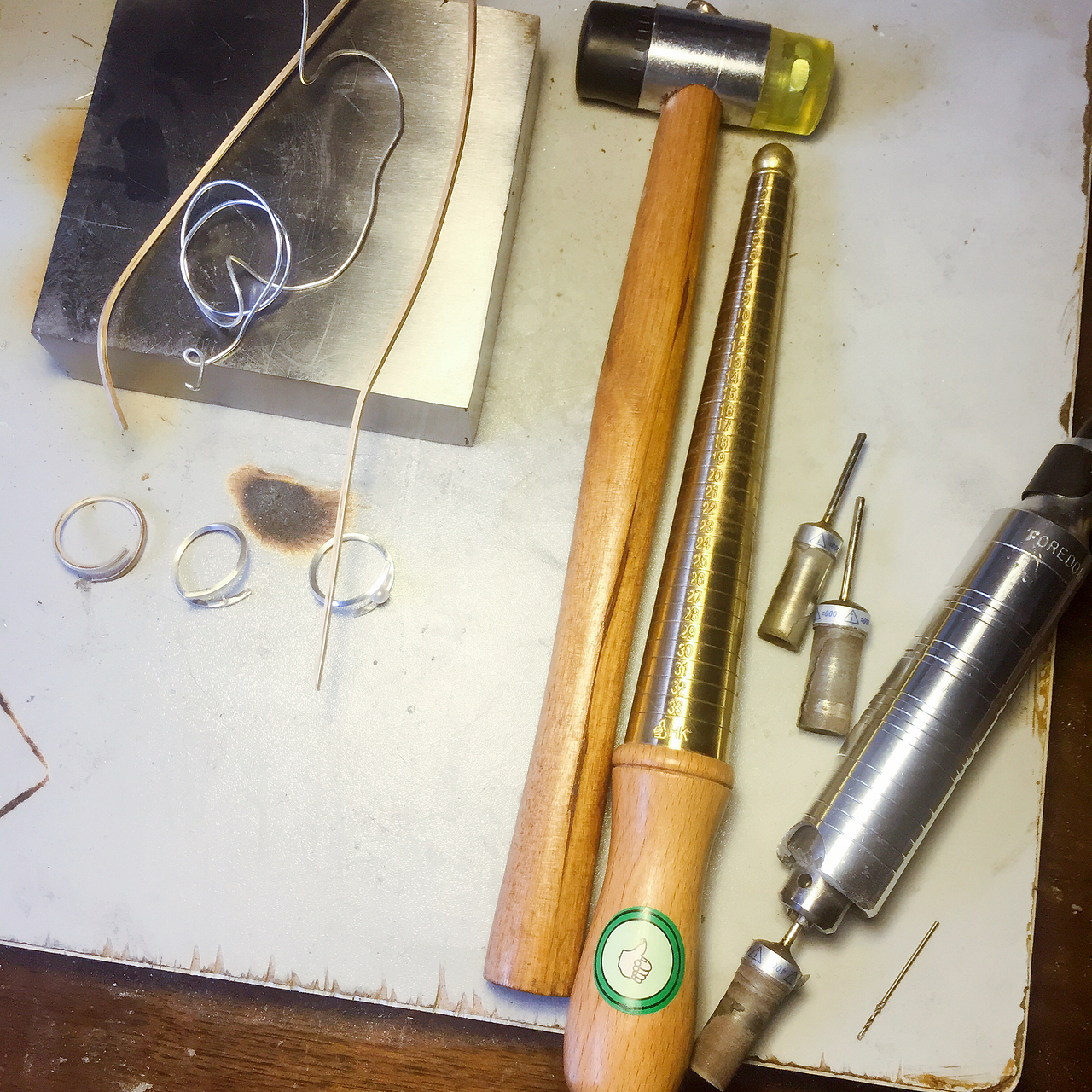 part2
有了爱跌尔后 就要着手准备材料和工具了<br>以下是戒指必备材料:银丝1号 银丝2号 四方铁(拿来做基准) 胶锤 戒指棒 砂纸卷 小电磨(没有的可用砂纸手工代替)还有右下角很不起眼的小转针(别看我小 功能不得了)