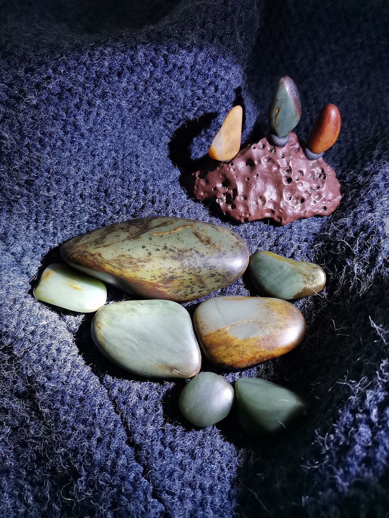 新疆和田玉沙枣青直闪石玉籽料原石