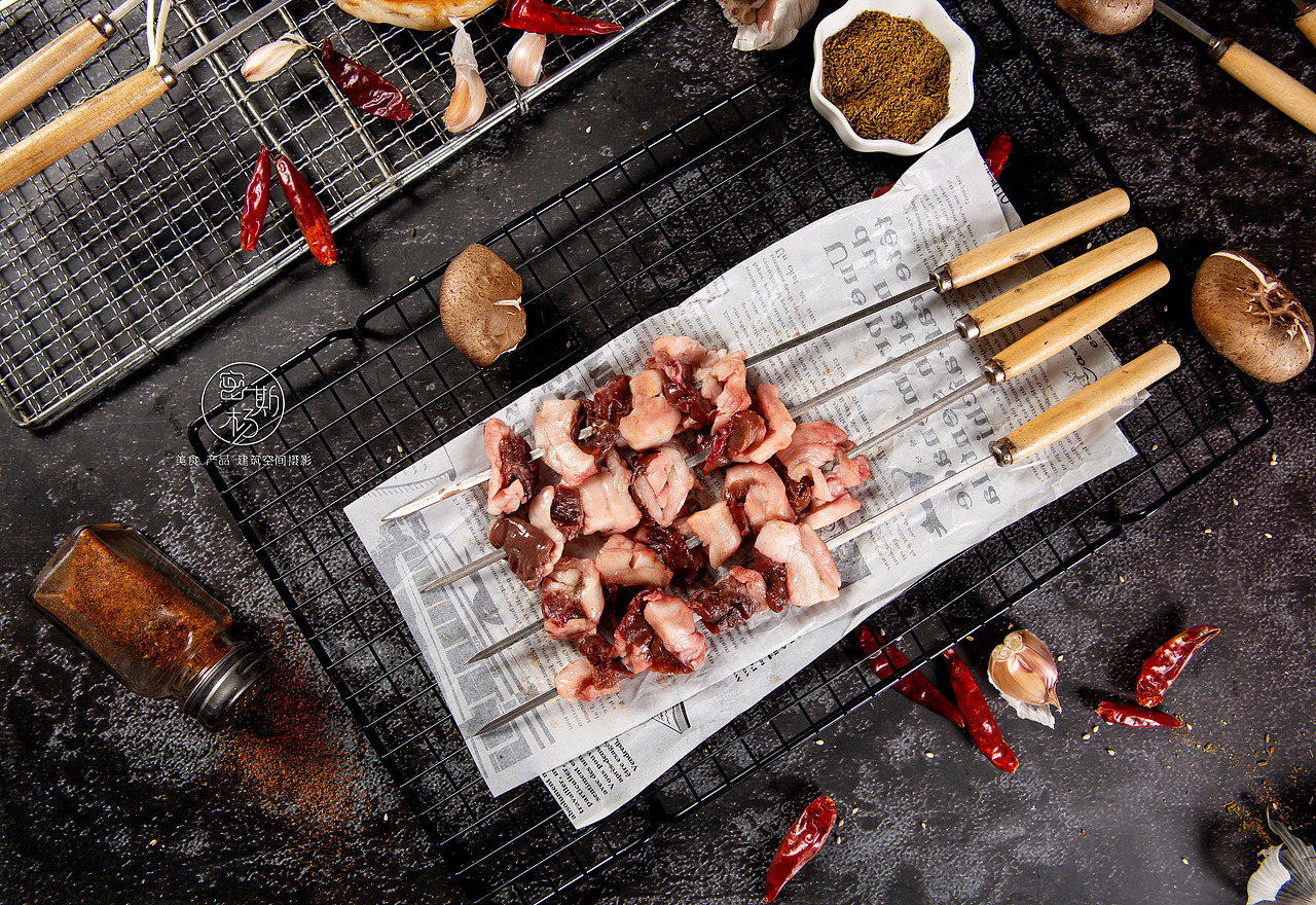 非常劲爆的烧烤食材---大猪蹄子  烤羊肉串  秋刀鱼~~
