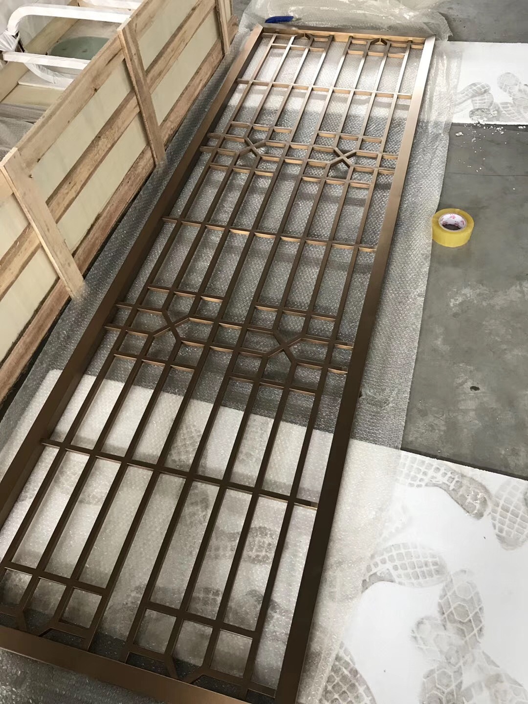 不锈钢玫瑰金简易屏风_不锈钢屏风隔断加工工艺