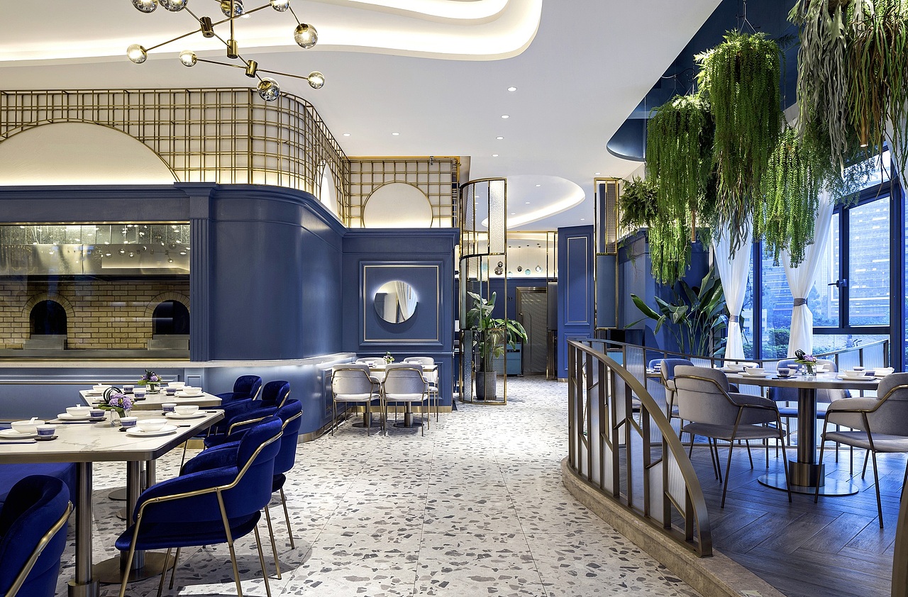 餐厅空间地面充斥着多边形的彩色水磨石砖,于在环境形成极具情趣跳跃感。墙面则是大面积色块拼接护墙效果,与富有格调的金属点缀与薄荷绿主调的室内装饰一起填满了空间。
The dining room space floor is full of polygonal color terrazzo bricks, forming a very interesting sense of jump in the environment. The wall is a large area of color patches splicing wall effect, with the rich style of metal decoration and mint green interior decoration together to fill the space.