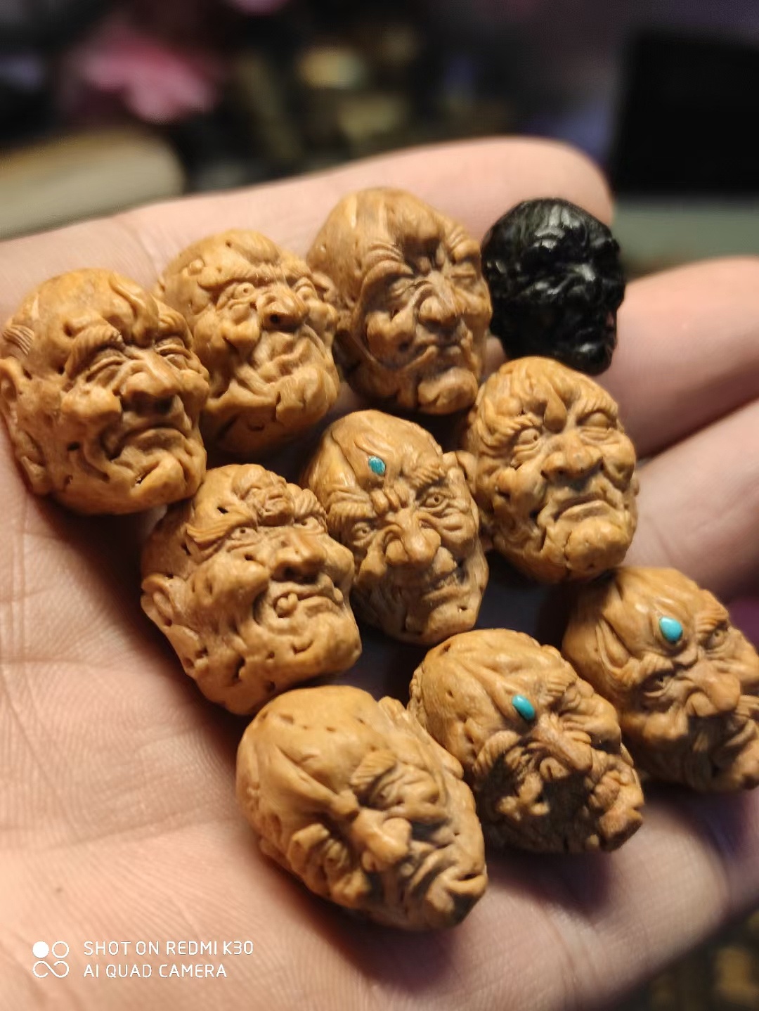 大尺寸肥城桃核纯手工雕刻罗汉头手串