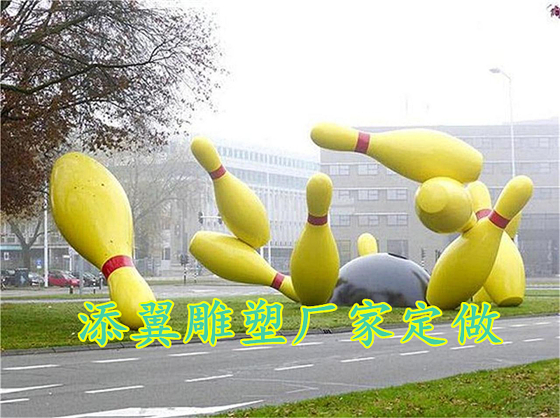 小区公园景观装饰特大型的玻璃钢保龄球雕塑撒落一地咯