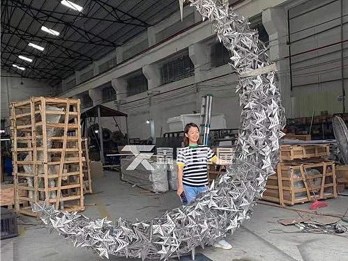 展区星月主题不锈钢雕塑 由星星组成的月亮超有设计感