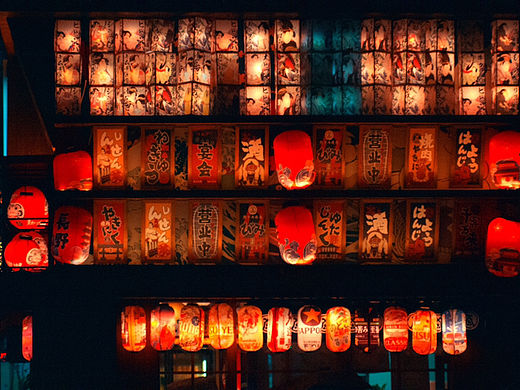 夜晚的城市街头