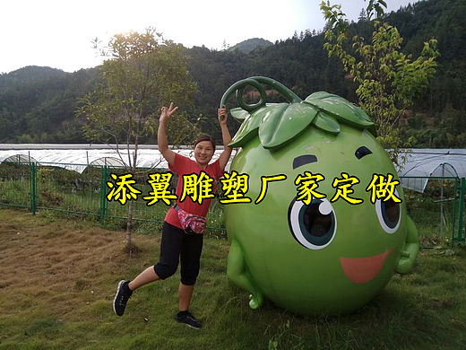 一颗颗晶莹剔透的玻璃钢卡通葡萄公仔雕塑聚拢在一起