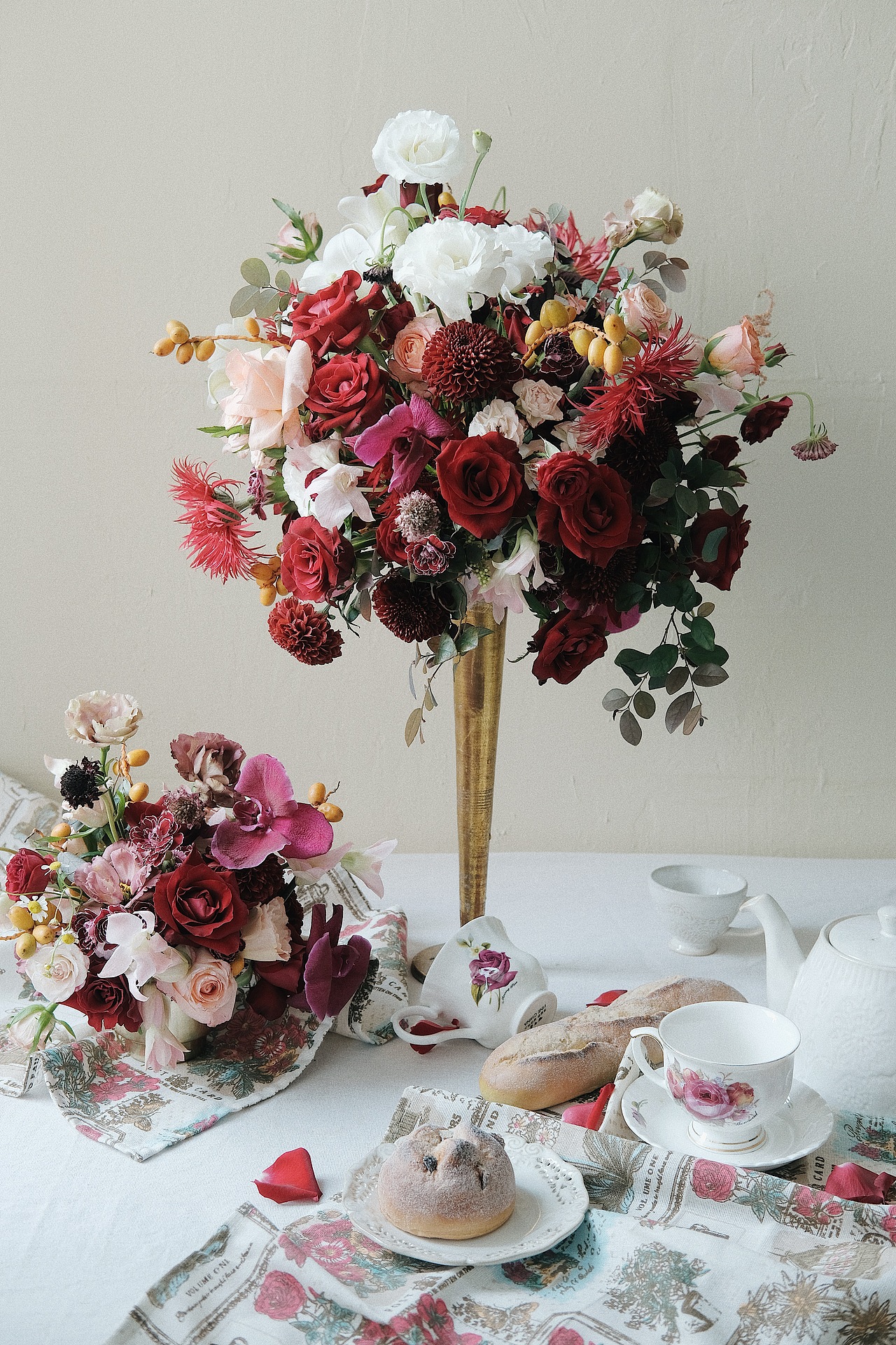 婚礼下午茶自由式桌花设计,以红色系为主,配合花材与道具完成以下作品