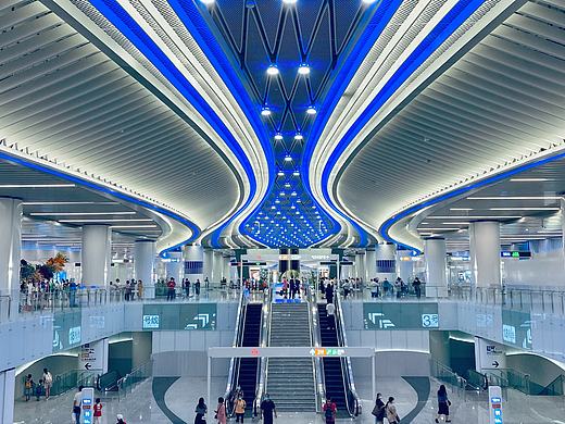 广州18号线美轮美奂的灯光设计