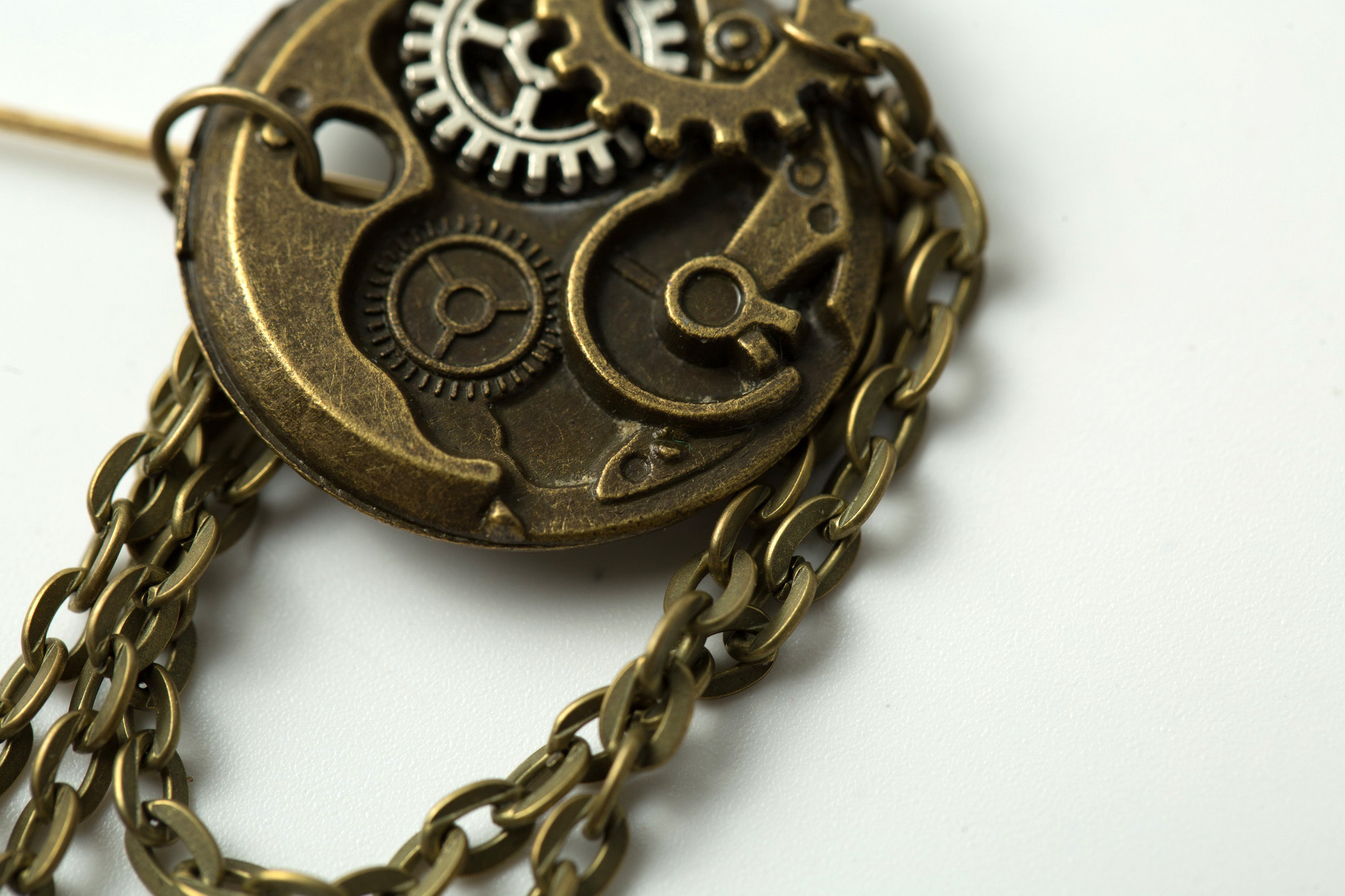 上海影际摄影朋克风饰品胸针项链帽子拍摄静物白底拍照