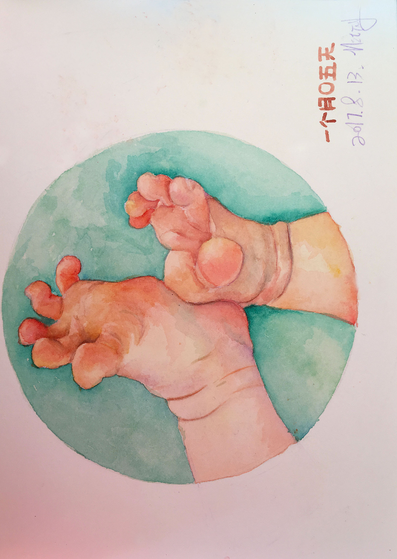 觉得宝宝的小脚软软的好可爱