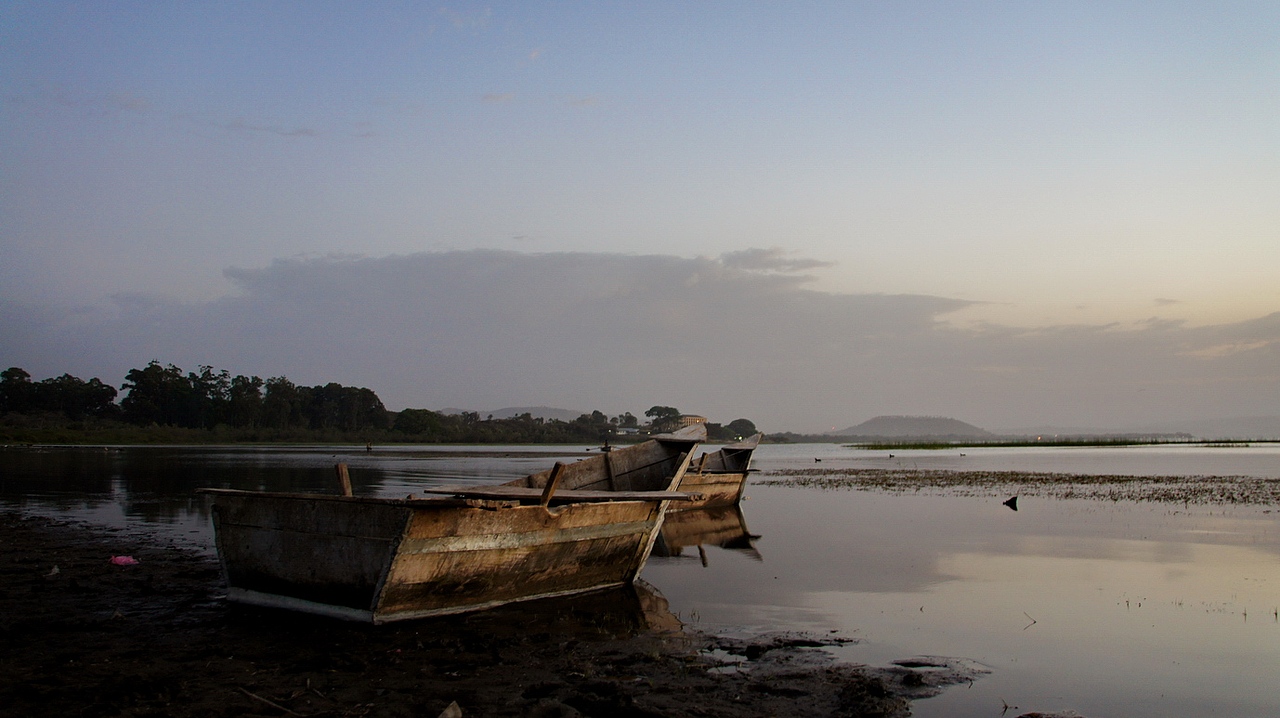 骑在埃塞-阿瓦萨湖的傍晚和早晨