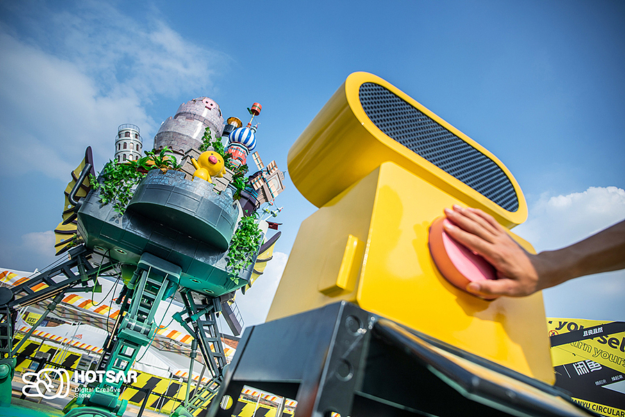 在收到你的语音指令后，旅行怪就会殷勤为你献上多种拿手绝活，根据你的指令，装置不仅可以为你演奏奇妙的BGM，还会启动其他的视觉动态，比如旋转大风车、吹出梦幻气泡、启动大本钟......还能释放五彩缤纷的彩虹屁，简直就是大型少女心的圆梦现场！