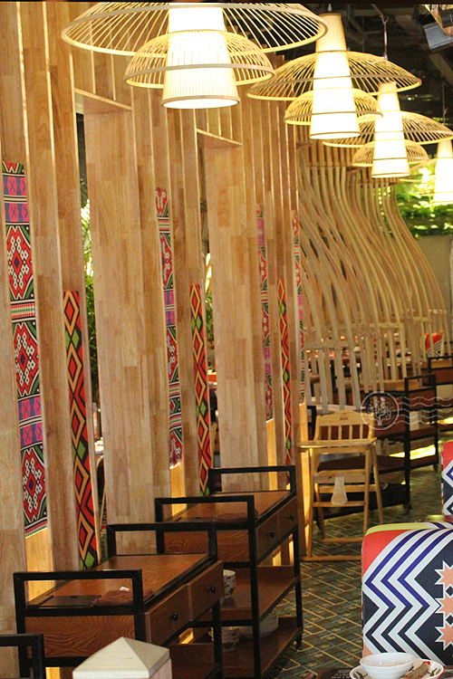 在海南原生黎族部落 家中如有贵客光临 br>将会用最好的食物款待客人 