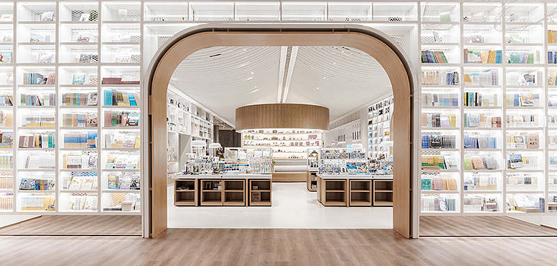 设计从两个维度为品牌塑造城市文化超级符号,一是从书店与城市的角度,挖掘在地化设计元素;二是从品牌传播角度,通过关联品牌的符号化焦点视觉,为店铺塑造具有传播力的记忆点。