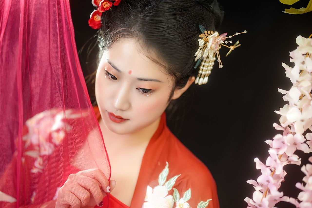 氛围感汉服写真,红花、轻纱、油纸伞,氛围感满满!
