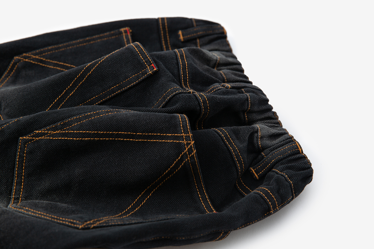 扭痕牛仔裤童装裤子服装静物白底产品拍摄图