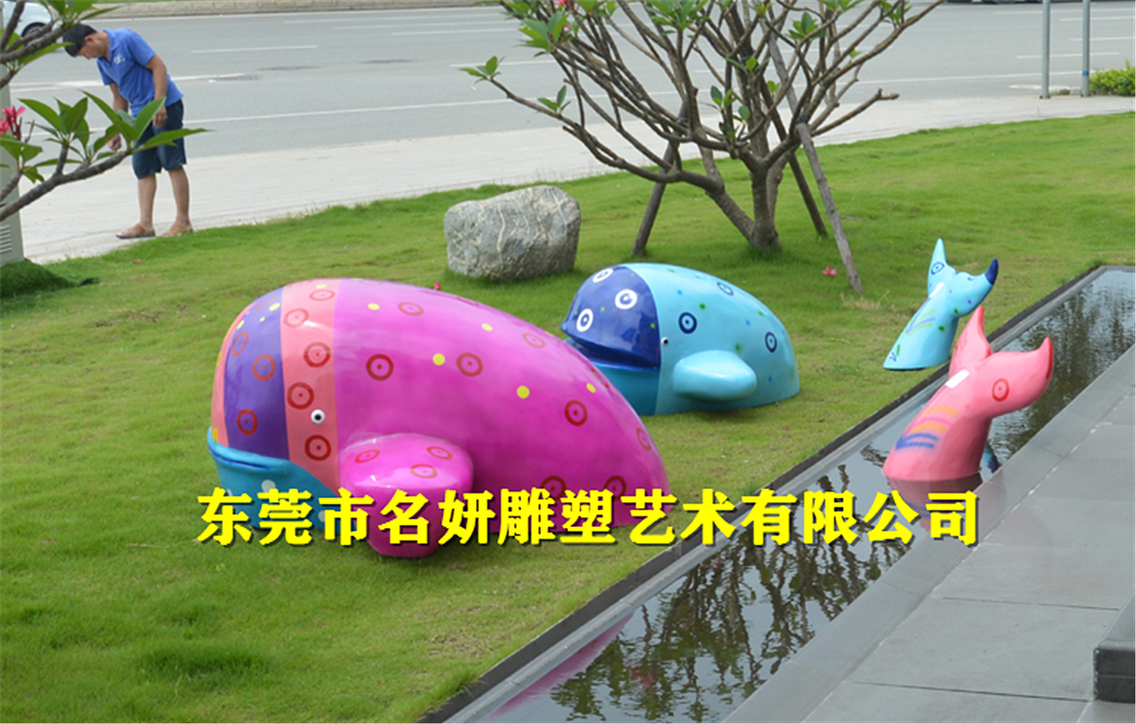 嬉戏共舞的玻璃钢彩绘鲸鱼卡通雕塑模型留下最美的回忆