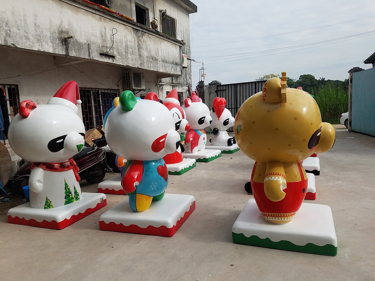 商场活动IP节日萌萌风格装饰摆件玻璃钢彩绘卡通熊雕塑