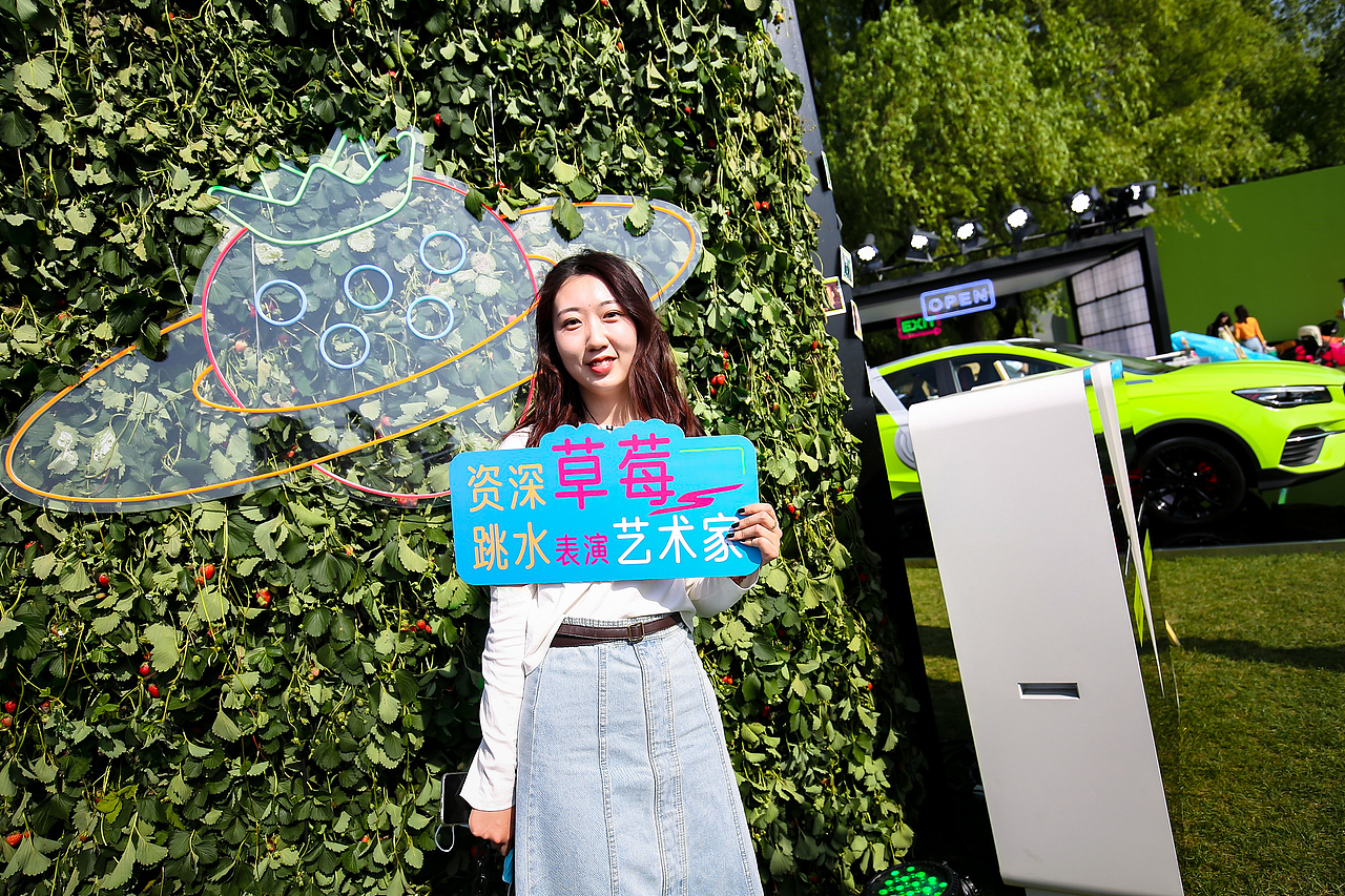 中湃传媒-#给年青种草莓# 吉利汽车keynote设计（图ZMjYxNTYzMDQ4） - PPT/Keynote - 站酷设计师中湃传媒原创素材 - 站酷ZCOOL