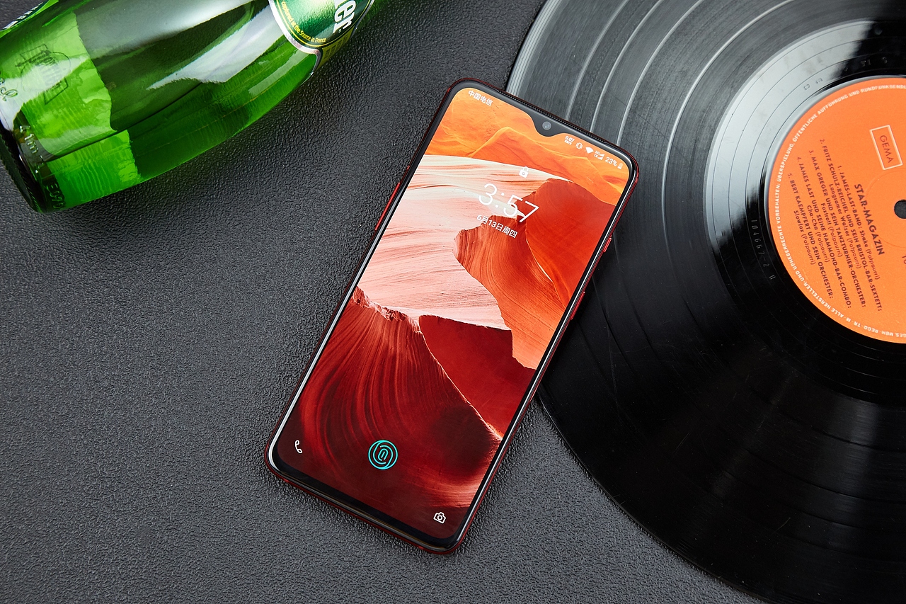 一加7 红色 手机 场景图