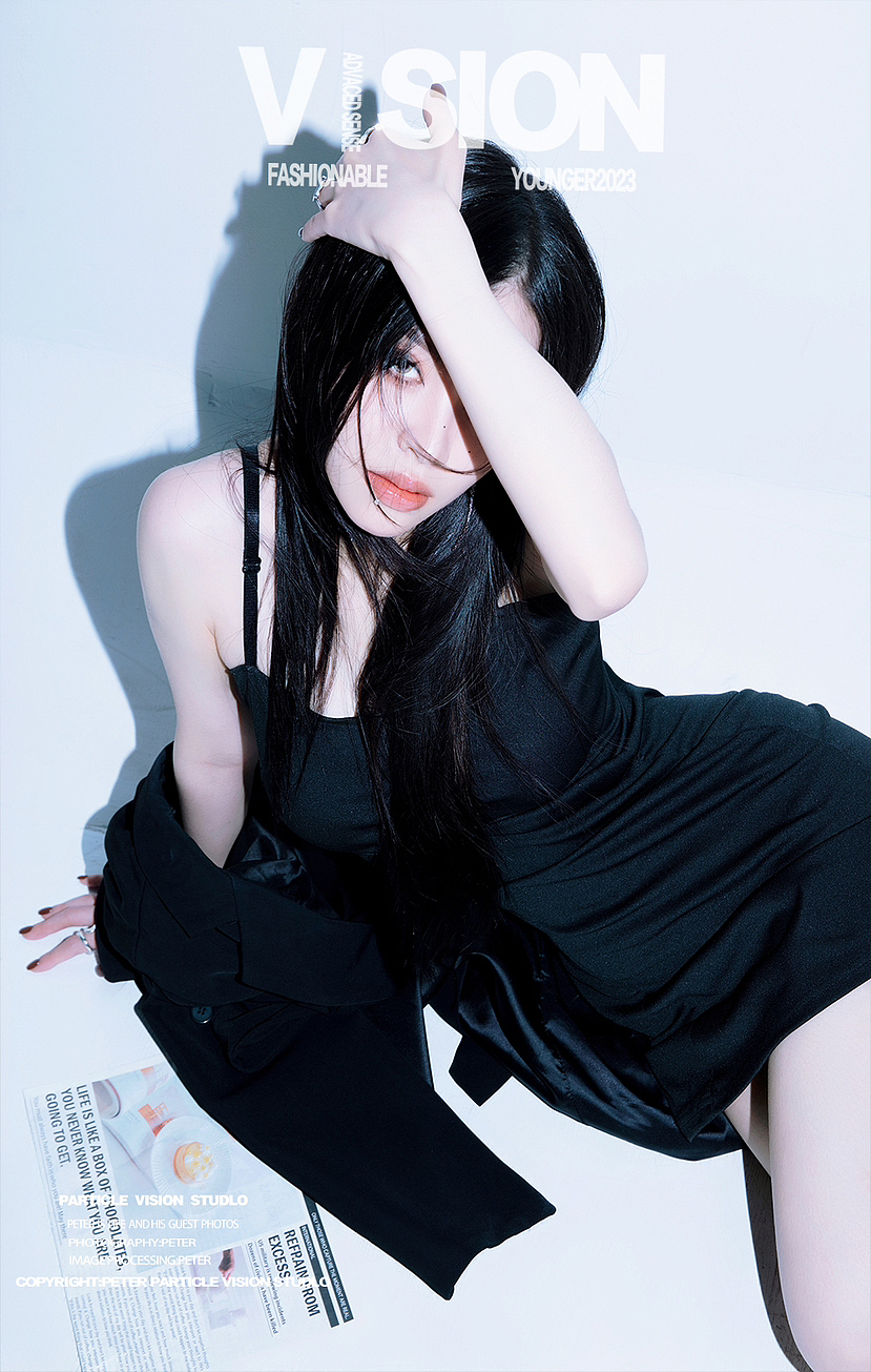 黑色吊带裙的魅力