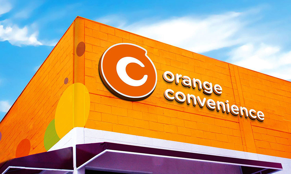 前期调研
接触项目之初,我们与客户沟通得知,客户在此前有一些经营便利店的经验,希望打造一个全新的便利店品牌与原有品牌形成互补。海右博纳从整体行业趋势分析,发现便利店作为一个新风口,经过外资品牌的强势扩张与跨界资金的注入,呈现出多种业态,大致可以分为三种方向:全渠道融合自营门店、O2O自营门店和只提供平台或技术的服务商。在便利店行业整体从传统便利店向新模式过渡的大环境下,一个初创便利店如何找到自己的位置?<br><br>品牌定位<br>海右博纳认为每个品牌在洞察行业趋势后,都应结合自身资源匹配能力,找准定位点,在红海内,品牌也可以经过细分找到属于自己的蓝海。作为初创品牌不能一味追求新业态,放弃自身特点。海右博纳根据客户所拥有的运营经验优势,结合便利店属性,对比便利店新模式,为消费群体画像,从而打造一家更贴近目标客群消费习惯的便利店。我们将新便利店定位为“1.5代便利店”。1.5代便利店是相对传统便利店(1.0代)和新模式便利店(2.0代)来提出的,我们在传统便利店的基础上,为主要消费群体——青年人群,打造属于他们的生活态度,提供他们喜欢的生活方式,满足他们生活需求的便利店。