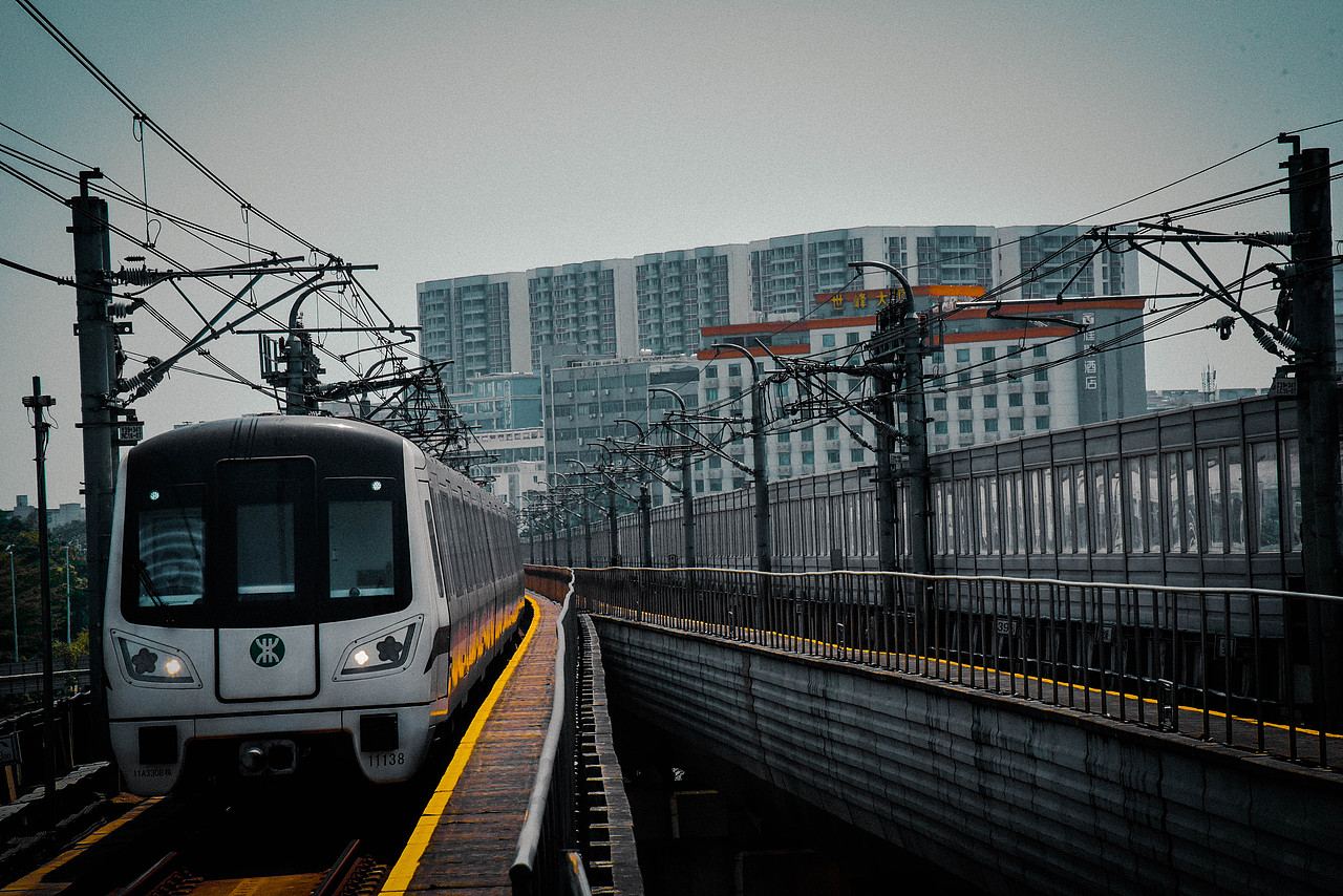 一晃两三年，匆匆又夏天。有人再见，有人再也不见。