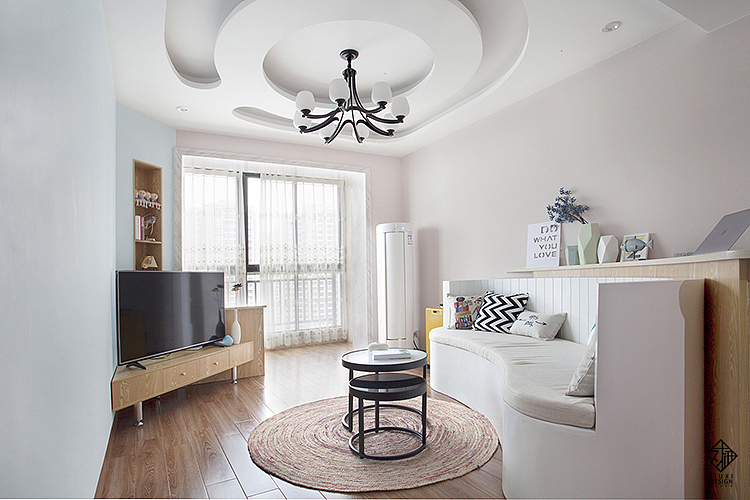 客厅依然延续圆弧的处理方式,巧妙的利用半高家具隔断增加空间通透性。