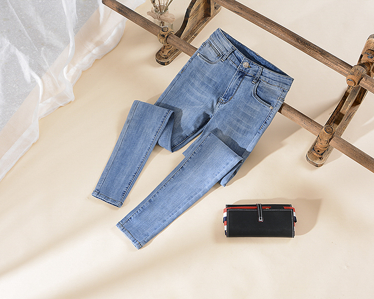 牛仔女裤实景自然光平铺实拍