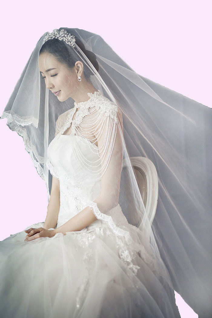 1,使用快速选择工具,添加蒙板,调节橡皮擦透明度,擦掉婚纱灰度过重的