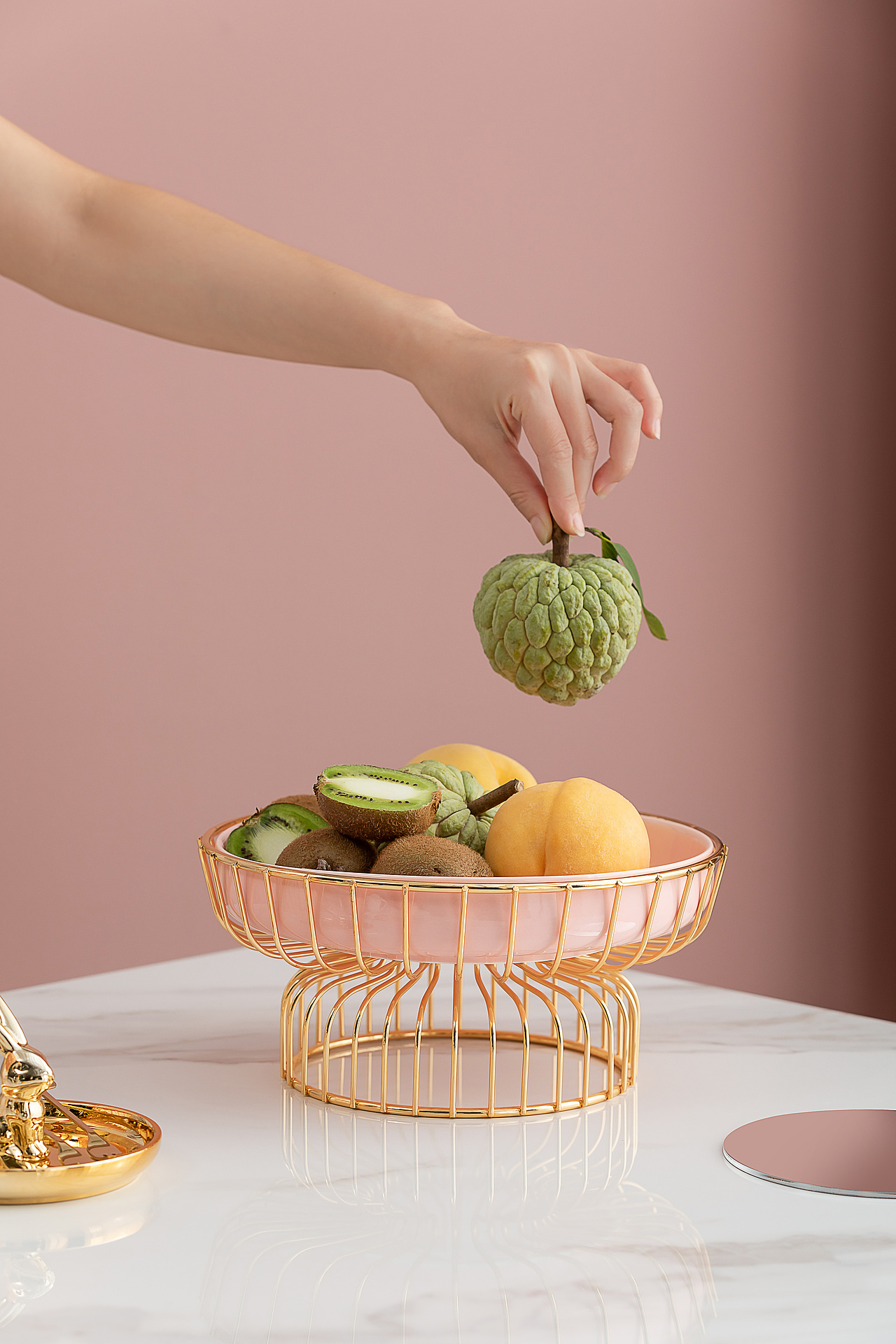 轻奢粉红金架果盘