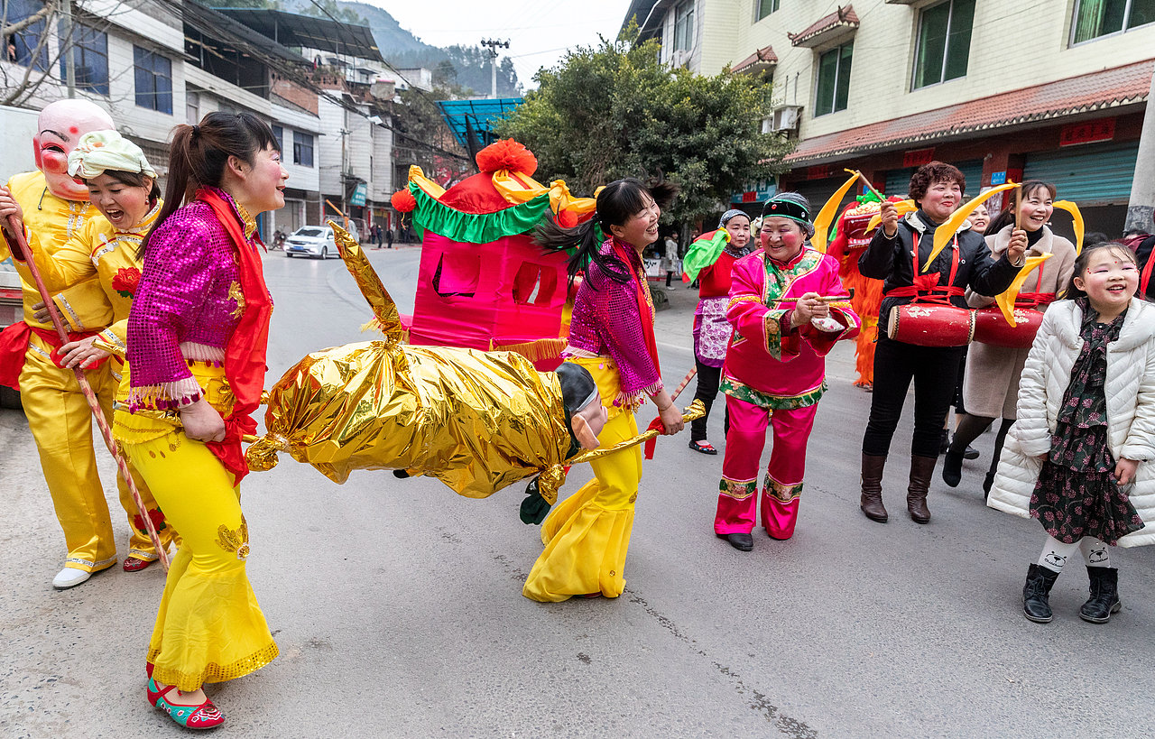 2019年2月18日,重庆市南川区西城街道沿塘社区居民在闹元宵。