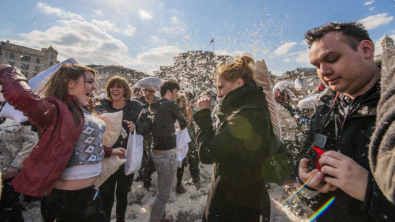 World Pillow Fight Day. London（图ZOTg4Nzg2NA==） - 人文/纪实摄影 - 站酷设计师秋千上的树叶原创素材 - 站酷ZCOOL